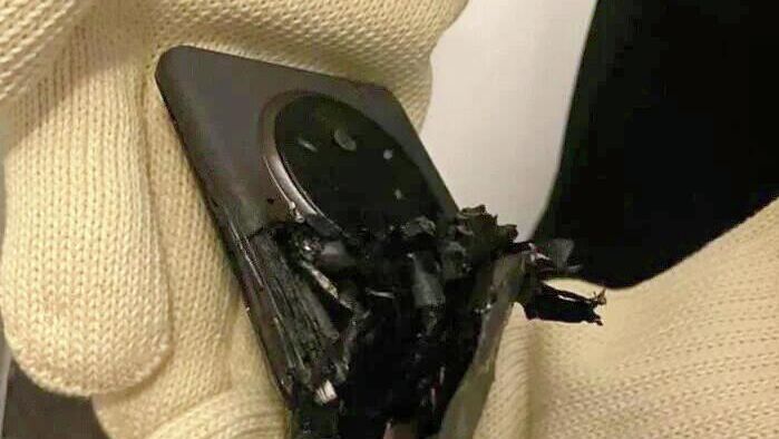 Телефон загорелся на борту самолета авиакомпании Уральские авиалинии рейсом Иркутск – Москва - РИА Новости, 1920, 17.06.2025