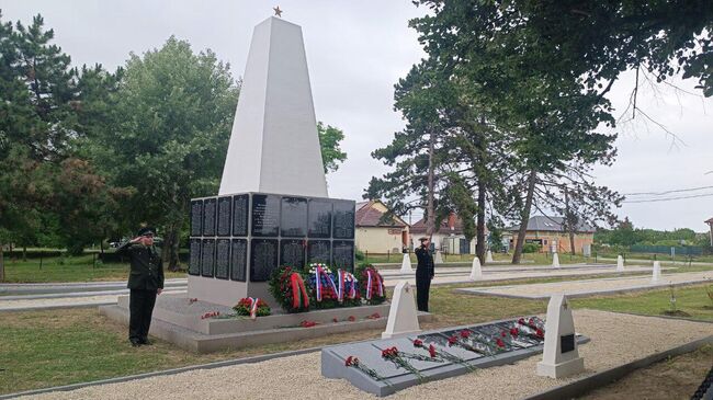 Захоронение 807 советских воинов, погибших и умерших от ран в 1944-1945 годах, открылось после ремонта, проведенного посольством РФ, в венгерском городе Шимонторня