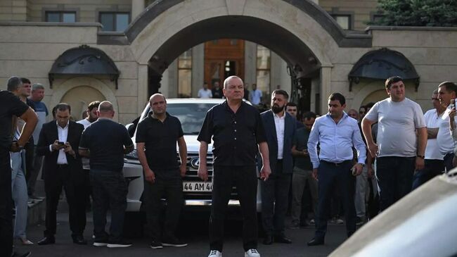 Карен Карапетяна у дома брата