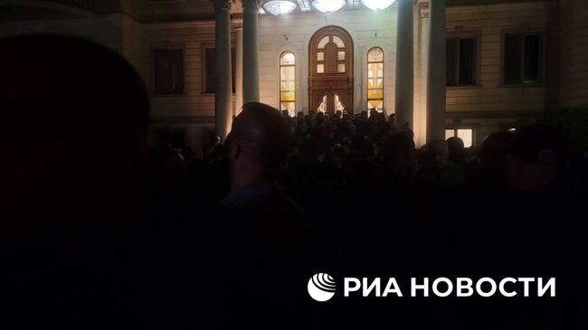 Группа людей у дома российского бизнесмена Карапетяна