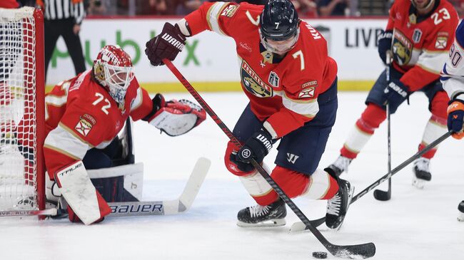 Хоккеисты Флориды Пантерз Сергей Бобровский (слева) и Дмитрий Куликов