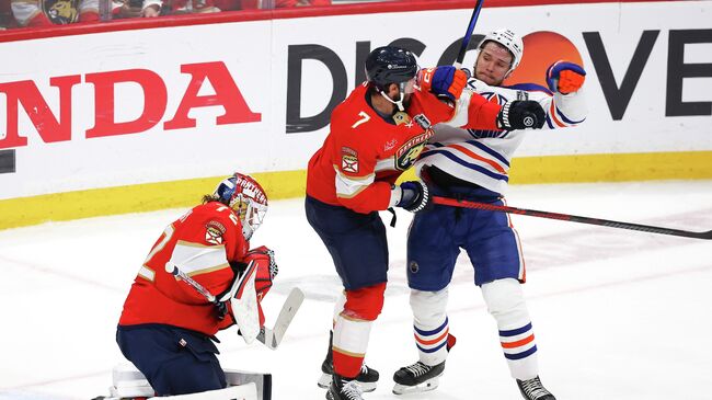 Хоккеисты Флориды Пантерз Сергей Бобровский (слева) и Дмитрий Куликов и форвард Эдмонтон Ойлерз Василий Подколзин (справа)