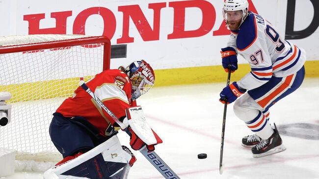 Голкипер Флориды Пантерз Сергей Бобровский (слева) и форвард Эдмонтон Ойлерз Коннор Макдэвид