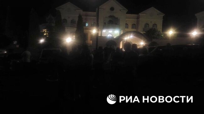 Люди, собравшиеся в Ереване у дома Самвела Карапетяна