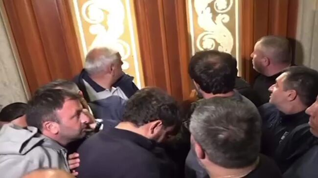 Самвел Карапетян вышел из дома в и сел в полицейскую машину