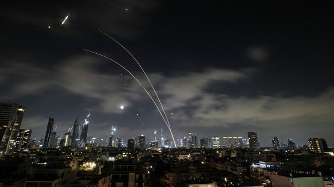 Работа израильской системы ПРО Железный купол над Тель-Авивом