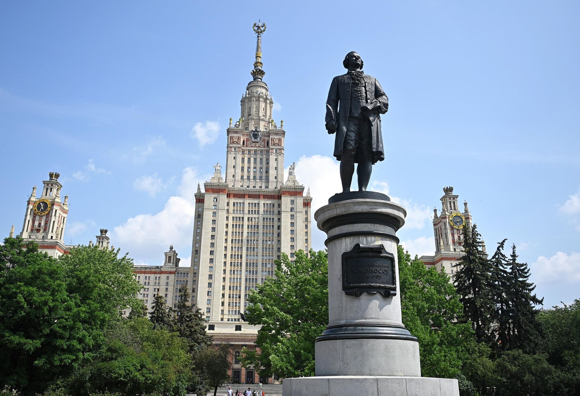 Памятник М. В. Ломоносову перед главным зданием Московского государственного университета имени М. В. Ломоносова (МГУ) на Воробьевых горах Памятник М. В. Ломоносову перед главным зданием Московского государственного университета имени М. В. Ломоносова (МГУ) на Воробьевых горах - РИА Новости, 1920, 09.12.2025