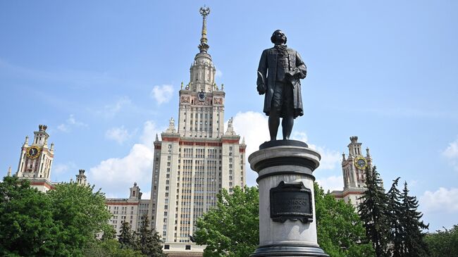 Памятник М. В. Ломоносову перед главным зданием Московского государственного университета имени М. В. Ломоносова (МГУ) на Воробьевых горах