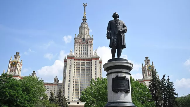 Памятник М. В. Ломоносову перед главным зданием Московского государственного университета имени М. В. Ломоносова (МГУ) на Воробьевых горах