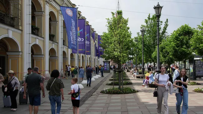 Баннеры с символикой Петербургского международного экономического форума у здания Гостиного двора в Санкт-Петербурге