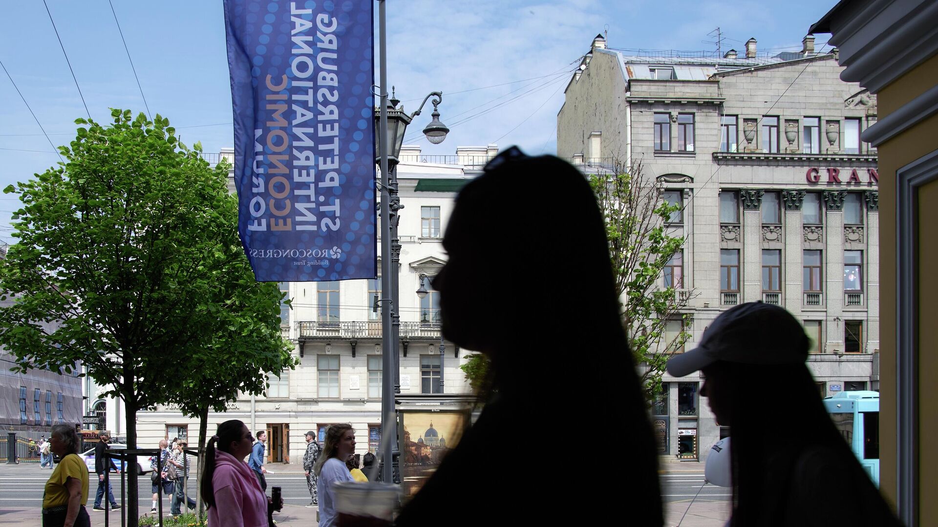 Баннеры с символикой Петербургского международного экономического форума Баннеры с символикой Петербургского международного экономического форума - РИА Новости, 1920, 20.06.2025