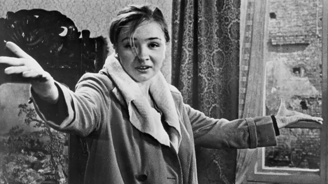Наталья Тенякова в роли Антонины в кадре из художественного фильма Наши знакомые