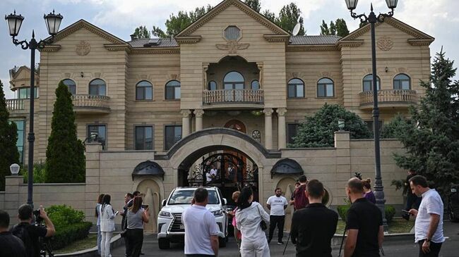 У дома Карапетяна во вторник задержали более 50 человек