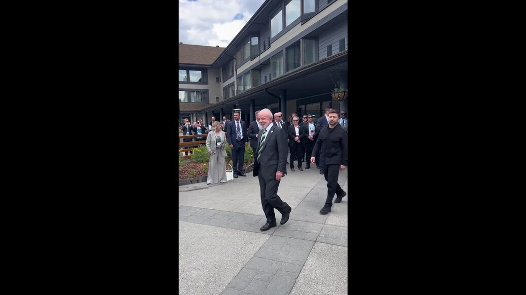 "Двойной агент": в Сети высмеяли новое видео Макрона с саммита G7