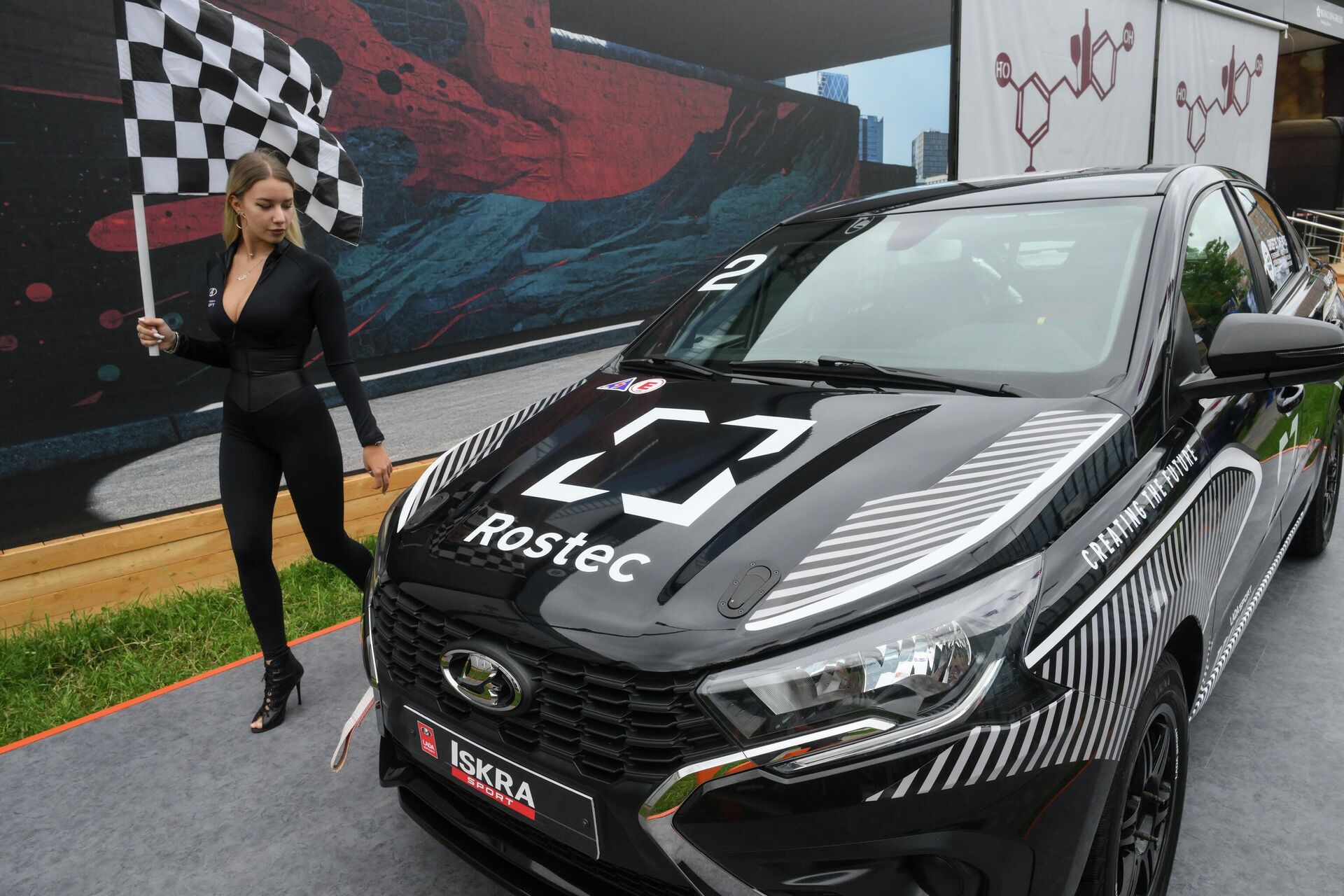 Lada Iskra Sport в гоночном оформлении на ПМЭФ-2025 - РИА Новости, 1920, 18.06.2025