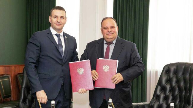 Губернатор Хабаровского края Дмитрий Демешин и ректор Финансового университета при правительстве РФ Станислав Прокофьев на церемонии подписания соглашения