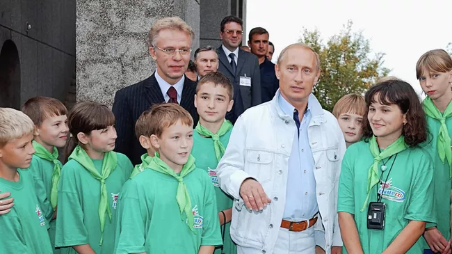 Президент РФ Владимир Путин во время посещения Всероссийского детского центра Орленок