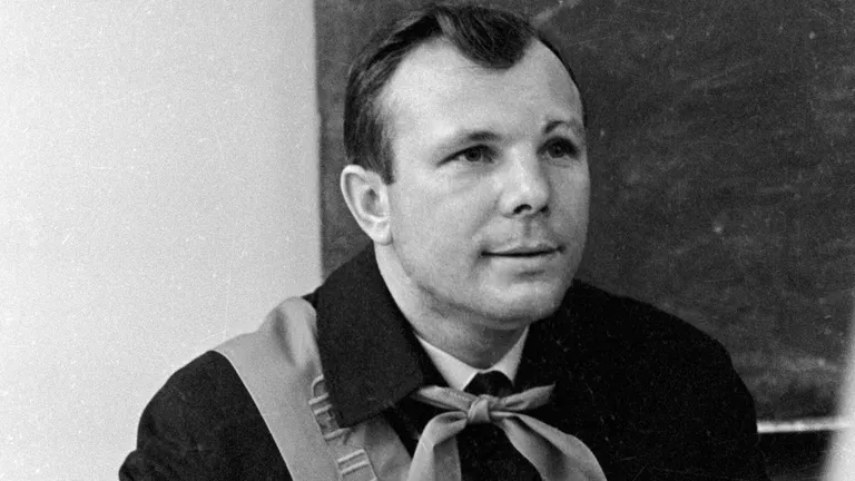 Лётчик-космонавт Юрий Гагарин в пионерском лагере Орлёнок