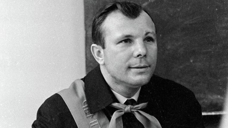Лётчик-космонавт Юрий Гагарин в пионерском лагере Орлёнок