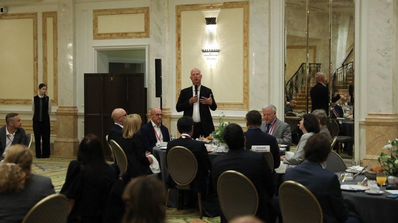 Кирилл Дмитриев во время бизнес-завтрака с членами Американской Торговой Палаты в России на ПМЭФ-2025 - РИА Новости, 1920, 18.06.2025