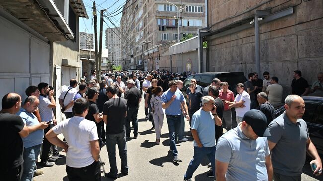 Сторонники российского предпринимателя, президента группы компаний Ташир Самвела Карапетяна возле здания Следственного комитета в Ереванеа