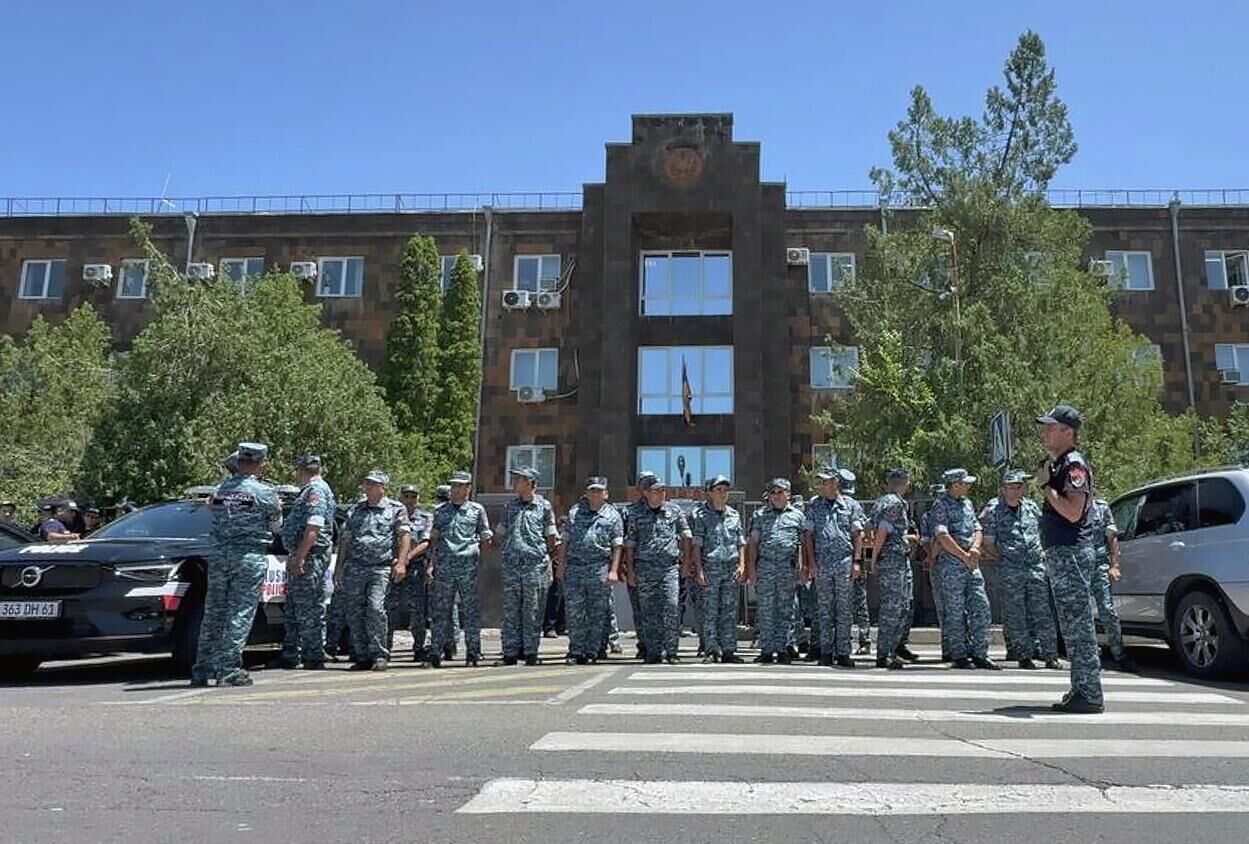 Полицейские стоят в оцеплении возле здания суда в Ереване, куда был доставлен российский предприниматель, президент группы компаний Ташир Самвел Карапетян - РИА Новости, 1920, 27.06.2025