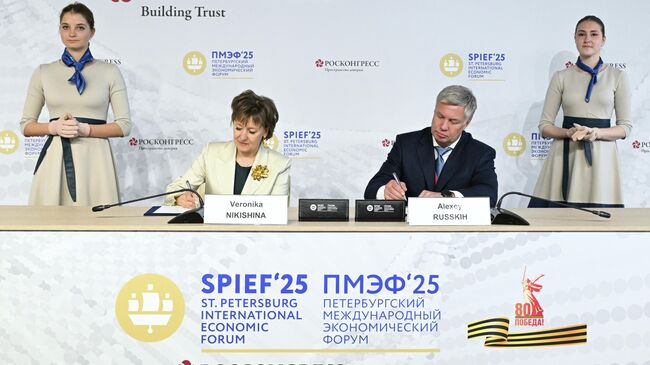 Вероника Никишина, генеральный директор АО Российский экспортный центр и Алексей Русских, губернатор Ульяновской области