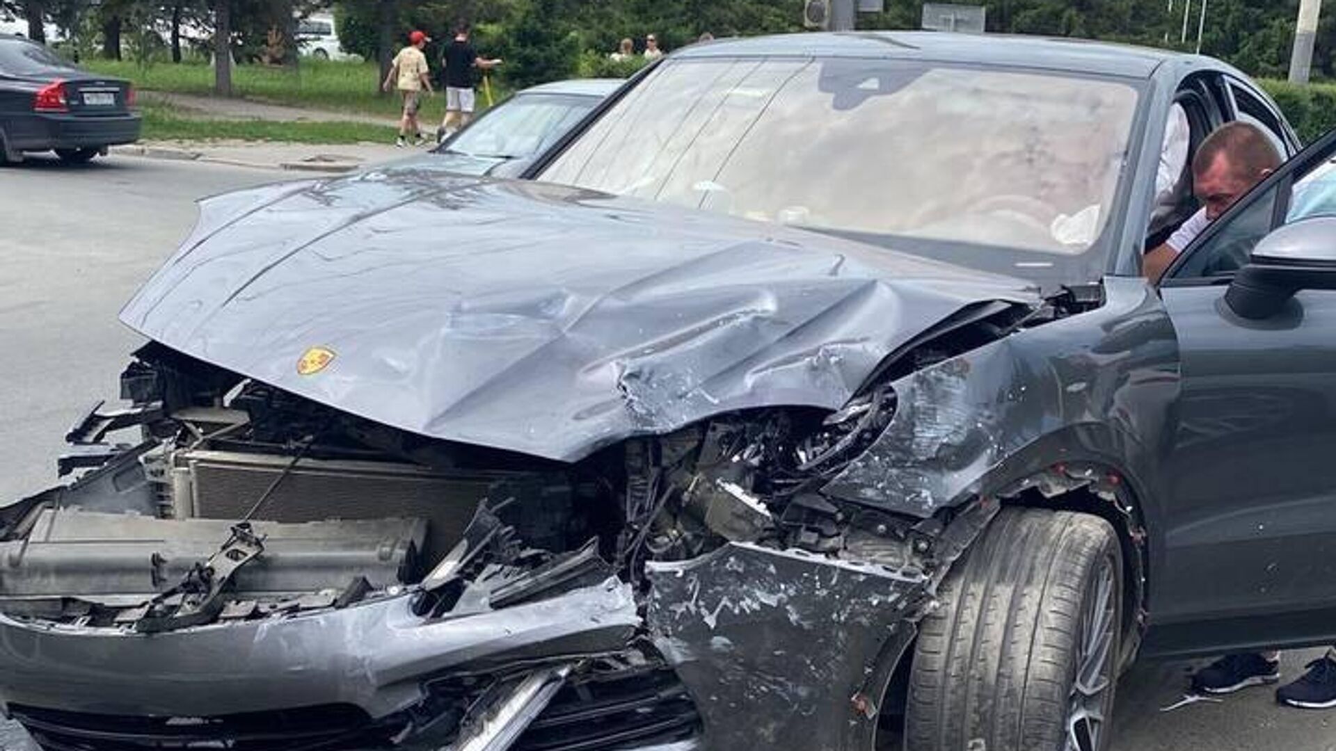 Автомобиль Porsche после столкновения с каретой скорой помощи в Омске - РИА Новости, 1920, 18.06.2025