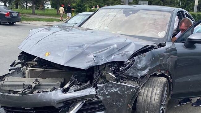 Автомобиль Porsche после столкновения с каретой скорой помощи в Омске