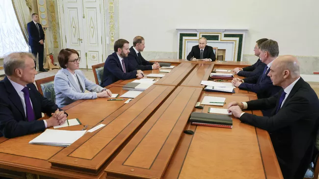 Президент РФ Владимир Путин проводит совещание по экономическим вопросам в Санкт-Петербурге