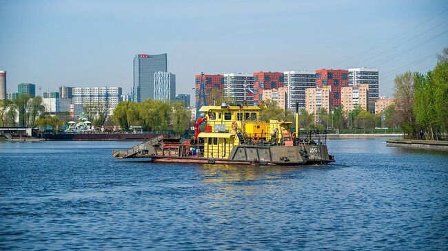 Коммунальный флот во время сбора мусора в водной акватории Москвы
