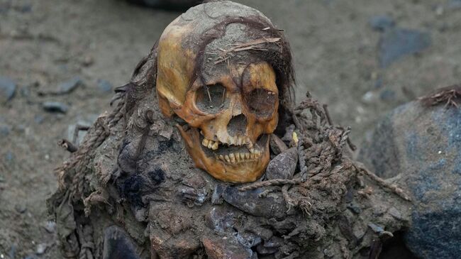 Древняя мумия, которую обнаружили рабочие, копавшие газопровод для компании Calidda, на окраине Лимы, Перу