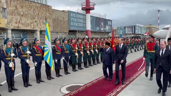Мантуров встречает президента Индонезии Прабово Субианто в аэропорту Петербурга