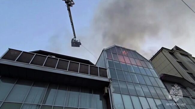 Сотрудники МЧС России во время ликвидации пожара в Махачкале. Кадр видео