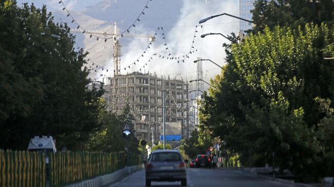 Дым в районе здания Красного креста в Тегеране