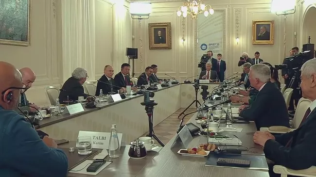 Владимир Путин проводит встречу с руководителями международных информагентств