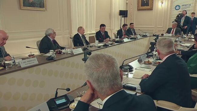 Владимир Путин проводит встречу с руководителями международных информагентств