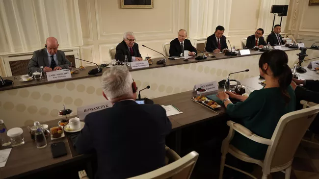 Владимир Путин проводит встречу с руководителями международных информагентств