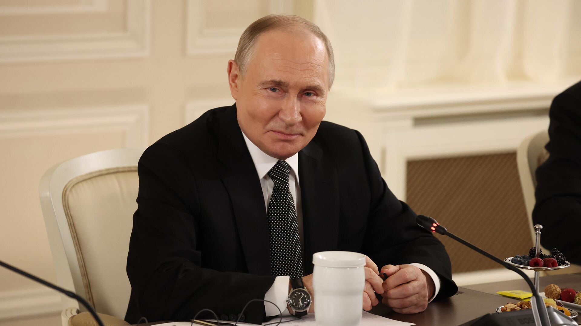 Президент РФ Владимир Путин на встрече с руководителями международных информационных агентств в Санкт-Петербурге - РИА Новости, 1920, 19.06.2025
