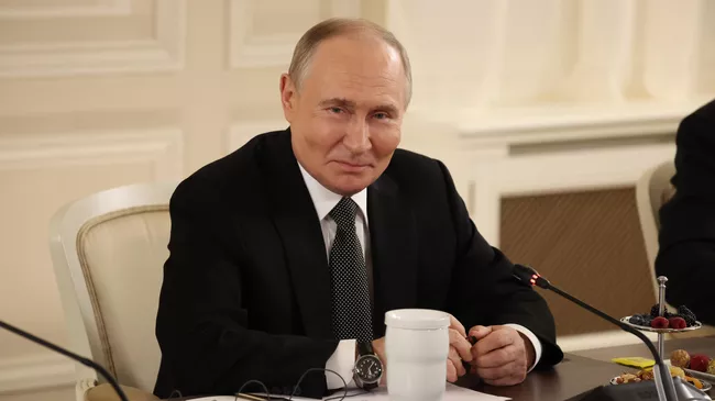 Президент РФ Владимир Путин на встрече с руководителями международных информационных агентств в Санкт-Петербурге