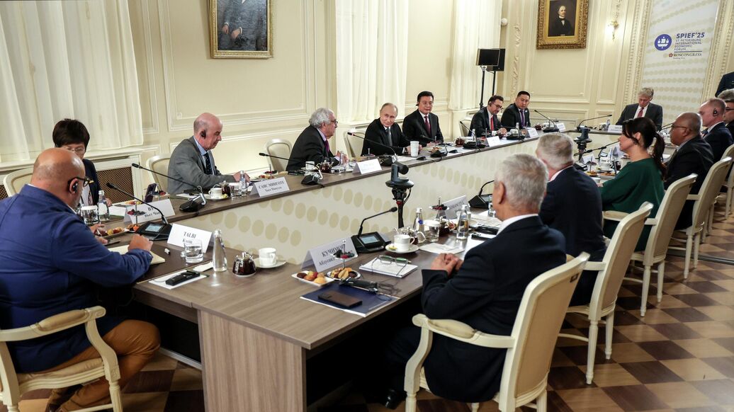 © РИА Новости / POOLПерейти в медиабанк<br>Президент РФ Владимир Путин на встрече с руководителями международных информационных агентств в Санкт-Петербурге. Архивное фото