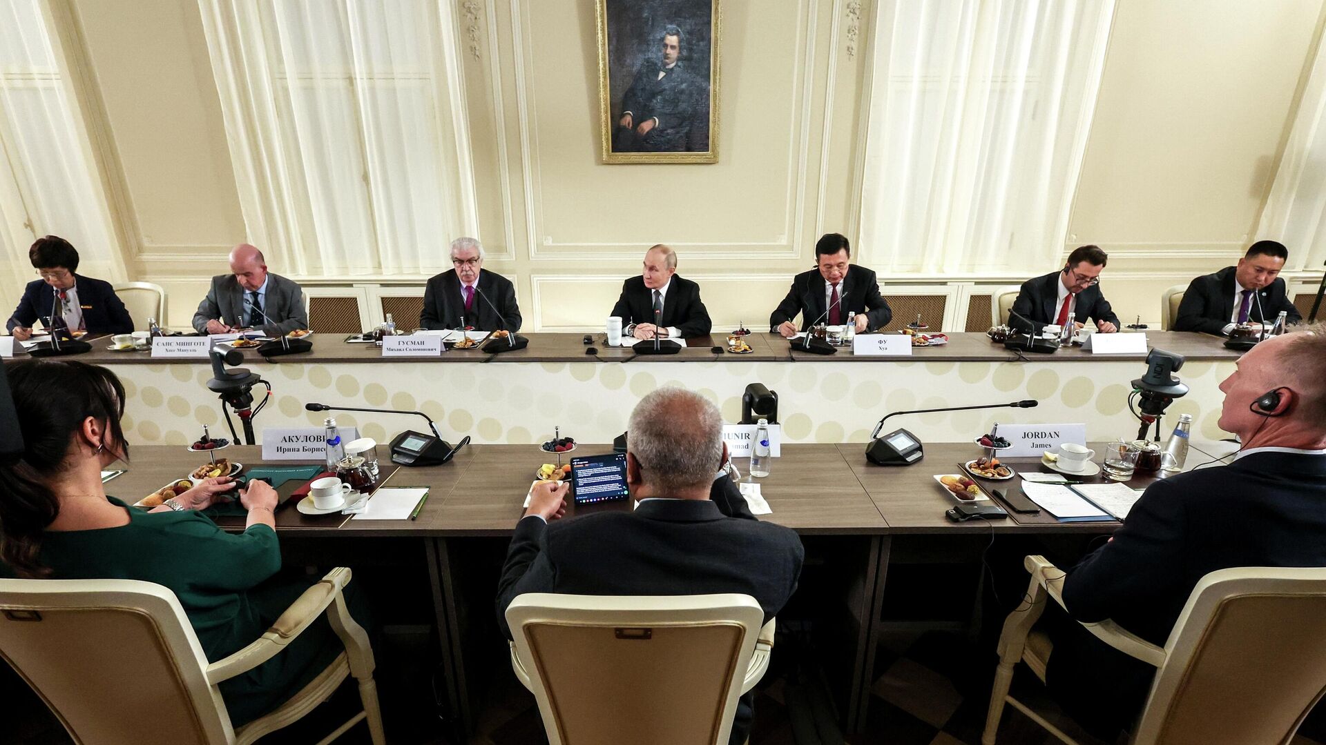 Президент РФ Владимир Путин на встрече с руководителями международных информационных агентств в Санкт-Петербурге - РИА Новости, 1920, 19.06.2025