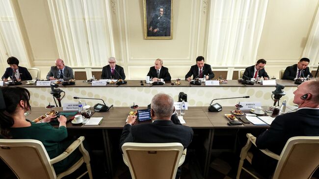 Президент РФ Владимир Путин на встрече с руководителями международных информационных агентств в Санкт-Петербурге