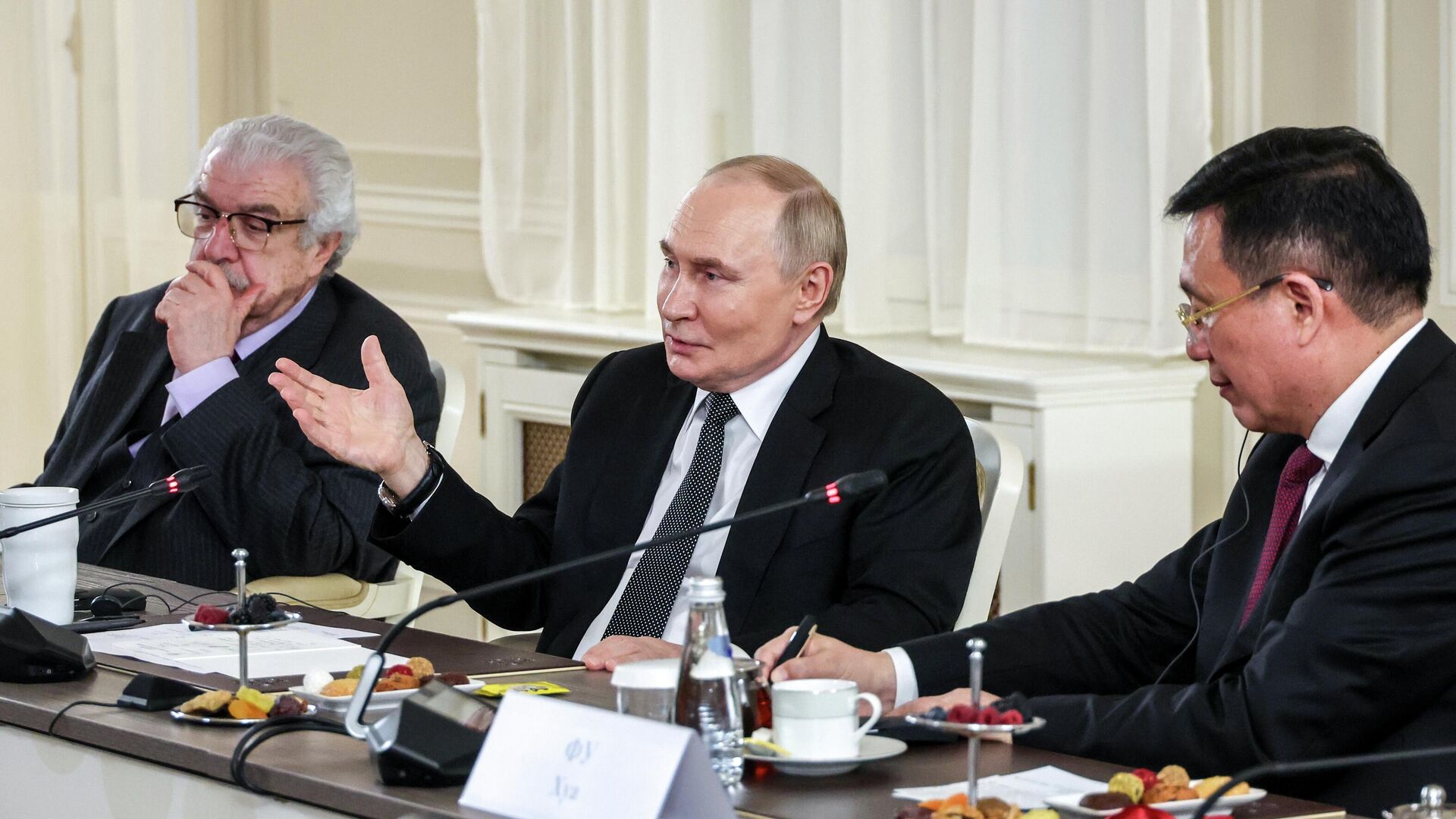 Президент Владимир Путин встретился с руководителями международных информационных агентств Президент Владимир Путин встретился с руководителями международных информационных агентств - РИА Новости, 1920, 19.06.2025