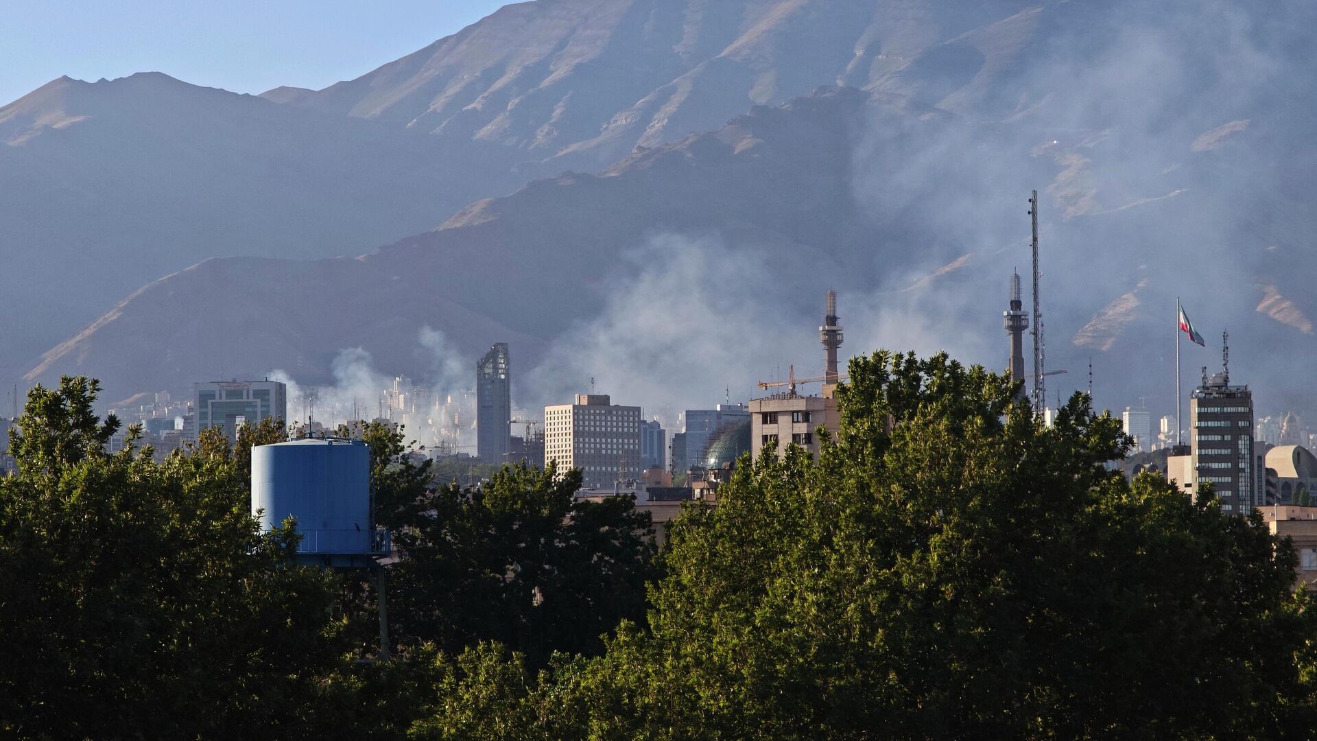Дым в районе здания штаб-квартиры полиции Ирана в Тегеране - РИА Новости, 1920, 18.06.2025