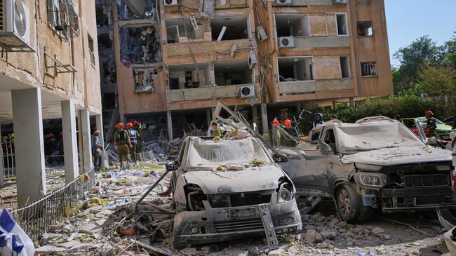 Последствия ракетной атаки Ирана в Холоне, Израиль