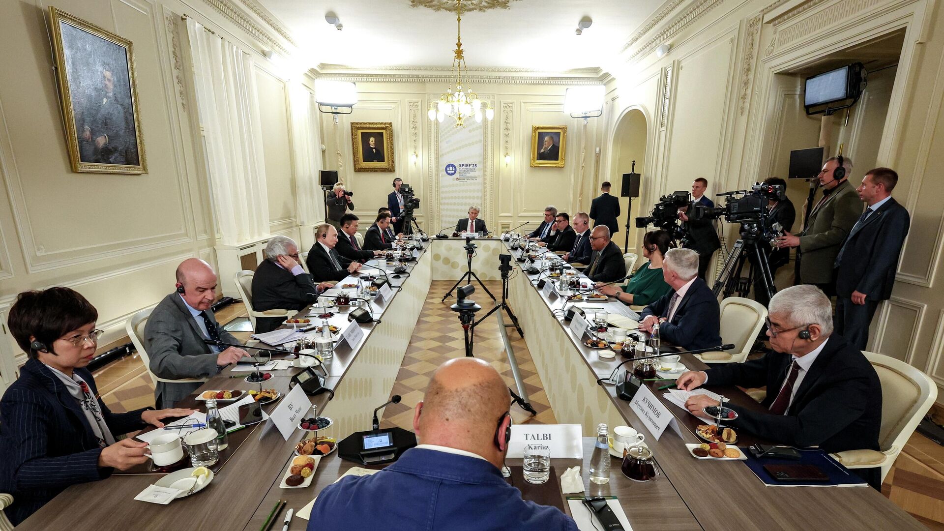 Президент России Владимир Путин на встрече с руководителями международных информационных агентств в Санкт-Петербурге Президент России Владимир Путин на встрече с руководителями международных информационных агентств в Санкт-Петербурге - РИА Новости, 1920, 19.06.2025