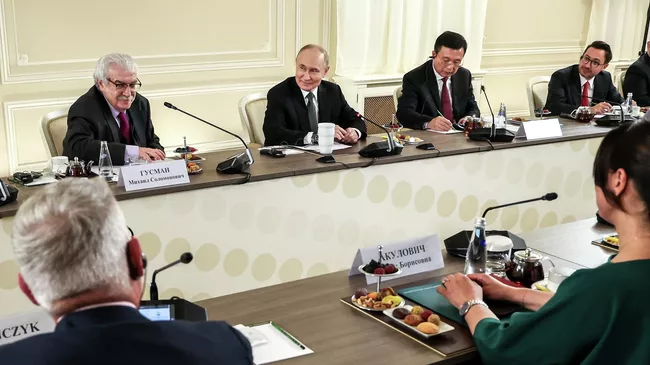 Президент России Владимир Путин на встрече с руководителями международных информационных агентств в Санкт-Петербурге