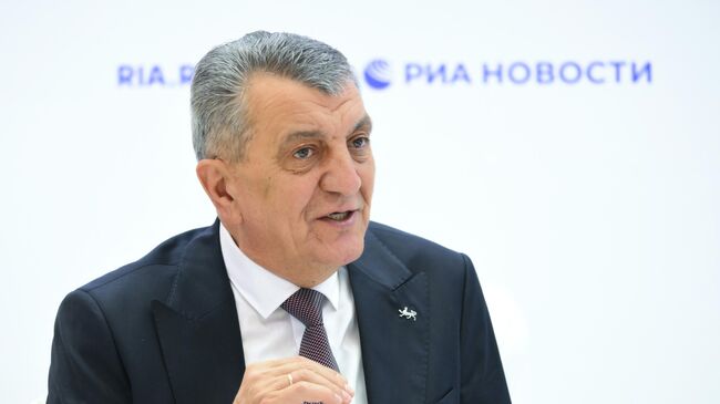 Глава Северной Осетии Сергей Меняйло на стенде РИА Новости на ПМЭФ-2025