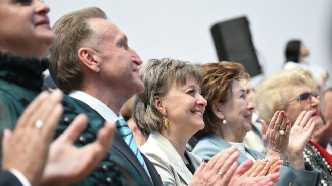 Председатель ВЭБ.РФ Игорь Шувалов и генеральный директор АО Российский экспортный центр Вероника Никишина на церемонии открытия выставки и гала-показа На крыльях